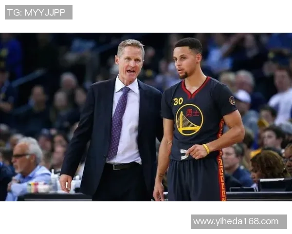 姚明与科尔握手瞬间展现篮球精神与友谊的力量 姚明与科尔握手瞬间展现篮球精神与友谊的力量